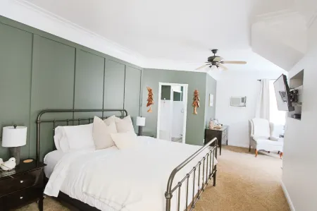 The Inn at the Ninth Hole Bed & Breakfast Отели рядом с достопримечательностью «Салмон Арм Уотерслидс»