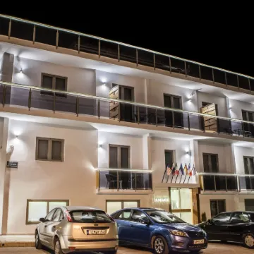 أنيموس رومز آند أبارتمنتس Hotels near نافبليو