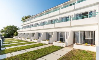 Adelais Bay Hotel