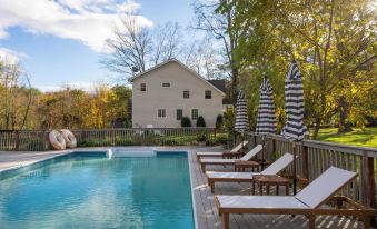 Cortland by AvantStay Charming Heritage Estate w Private Lake Pool