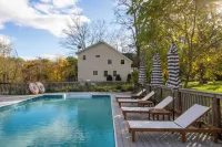Cortland by AvantStay Charming Heritage Estate w Private Lake Pool