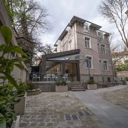 The Moon Boutique Hotel Отели рядом с достопримечательностью «ThaimOut»