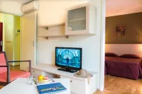 อะโดนิส ดีวอนน์ เรสซิเดนซ์ ดู ลัค