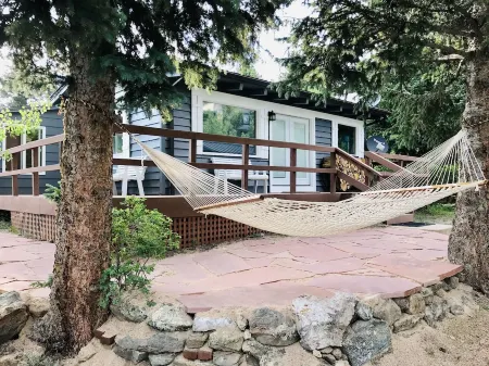 Cabin at Pickle Gulch- a charming cabin with mountain views.