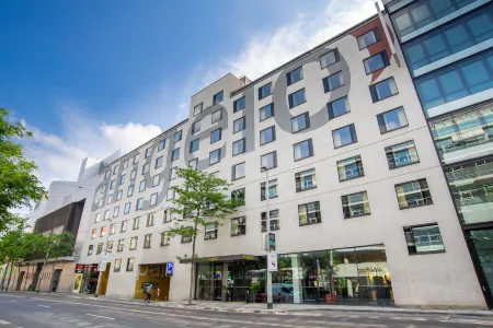 Orea Hotel Angelo Praha Отели рядом с достопримечательностью «Зеркальный лабиринт»