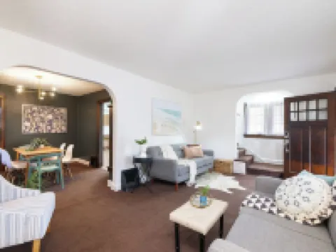 Cozy, Convenient Getaway 3Bd2Ba dog-friendly home in wonderful Akron, OH Hotels in Akron