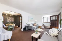 Cozy, Convenient Getaway 3Bd2Ba dog-friendly home in wonderful Akron, OH