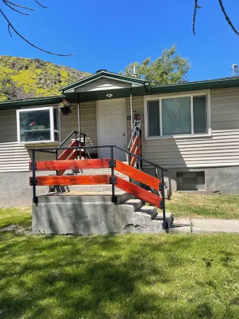 The Hitching Post Corrals come relax family friendly stay!!! Near Lava