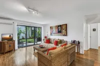 BESAKIH @ BYRON BAY central to town & main beach , large garden, pet friendly