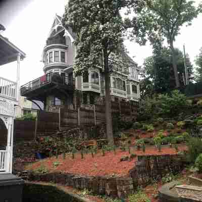 Castle in The Sky ! Beautifully Renovated Victorian one Block from Main St. Hotel Exterior