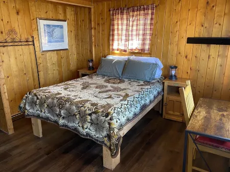 THE FRAN - WALK EVERYWHERE IN DOWNTOWN CREEDE! 1 bedroom, 1 bath (SLEEPS 2)