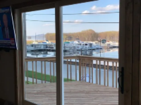 Charming House with Amazing Views! Next to Marina and Tiki Bar Hotels in Allamakee County