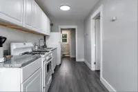 Close to Downtown and Beach Attractions - Charming Retreat