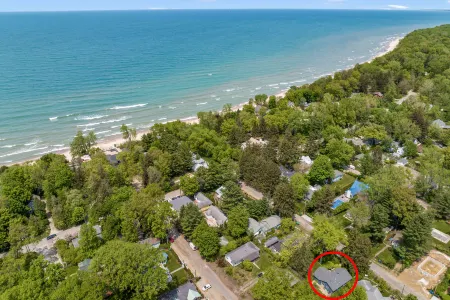 1 Block to Private Beach, Deck, Grill & Firepit