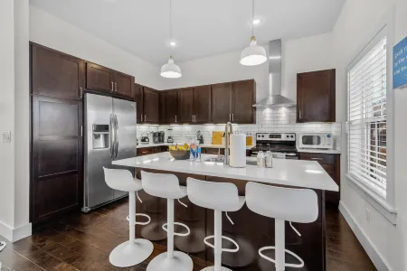 Downtown home near restaurants with full kitchen, washer/dryer, partial AC, WiFi