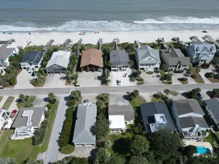 Spacious Deck and Screened Porch - Charming Coastal Retreat Отели в г. Джорджтаун Каунти