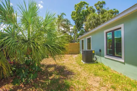 Charming, Fully Renovated  3bd/2bth house in awesome Vero Beach. Dogs welcome!