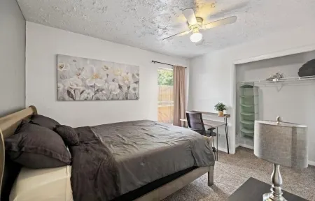 Cozy 2 Bed 1 Bath Home near IAH