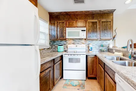 Coastal-themed home near the ocean with pool, AC & fast WiFi Отели рядом с достопримечательностью «Sea Turtle, Inc.»