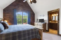 Stunning Lakefront Villa with Pools and Views - Exquisite Family Retreat Hotels in Pine A Township