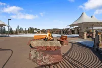 Covered Patio and Community Hot Tub - Stunning Mountain Haven Hotel di Grand County