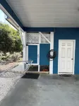 2nd Row House - 2 min walk to beach, oversized screened porch and ready for fun