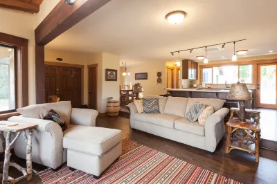 Gorgeous Hood Views and Cozy Comforts - Stunning Modern Cabin East Fork Tamanawas Falls Trailhead附近的飯店