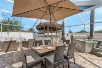 Heated Pool, Hot Tub and Tiki Bar Retreat - Luxurious Private Oasis Hotels in Cypress Lake