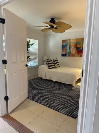 Charming Coastal Escape with Sunroom and Cozy Ambiance - Delightful Retreat