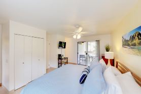 Cozy studio with a furnished lanai, shared pool, hot tub, & BBQs