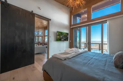 Stunning Lake and Mountain Views - Breathtaking Modern Retreat