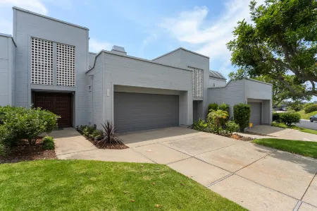 Ocean View Decks and Stylish Comfort - Gorgeous Coastal Retreat Отели рядом с достопримечательностью «Fletcher Cove Community Center»