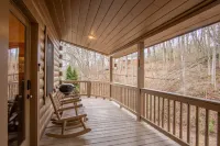 Private Hot Tub and Serene Nature Escape - Cozy Charming Hotel a Bryson City