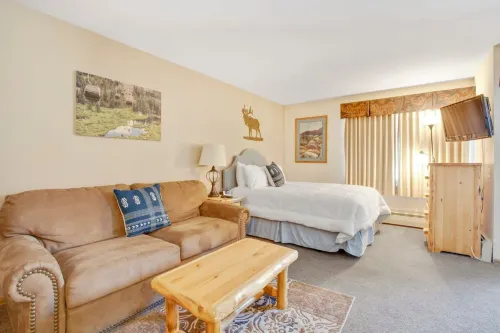 Hot Tub, Pool and Garage Parking Amenities - Charming Retreat