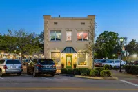 Private Entrances and Full Kitchens Await - Charming Retreat Hotels in North Charleston