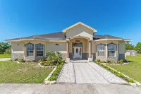 Luxurious 5-Bedroom Retreat: Gold Accents, Modern Amenities, & Fun Hôtels à proximité de : Wild Florida Airboats & Gator Park