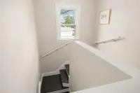 Spacious Living Area and Vibrant Kitchen - Charming Mid-Century Haven Hotels in Peoria Heights