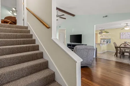 Charming Outdoor Space and Modern Comforts - Delightful Family Retreat