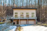 Inviting Lounge with BBQ and Roku TV - Charming Downtown Escape Hotels in Knox County
