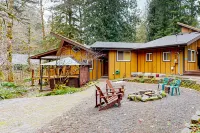 Dog-friendly cabin with deck, hot tub & firepit - walk to Sandy River
