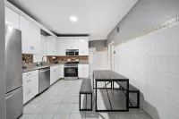 Fully Equipped Kitchen and High-Speed Wi-Fi - Spacious Haven Hotels in Bayonne