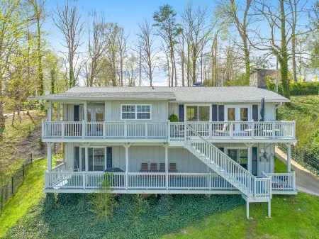 Stunning Retreat - Spa, Fireplace, Lake Views, Pool, Kayak