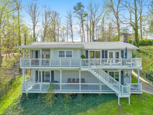 Stunning Retreat - Spa, Fireplace, Lake Views, Pool, Kayak Hotels in Soddy-Daisy