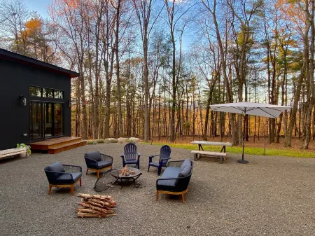 Luxurious Chef's Kitchen and Secluded Courtyard - Stunning Wellness Oasis