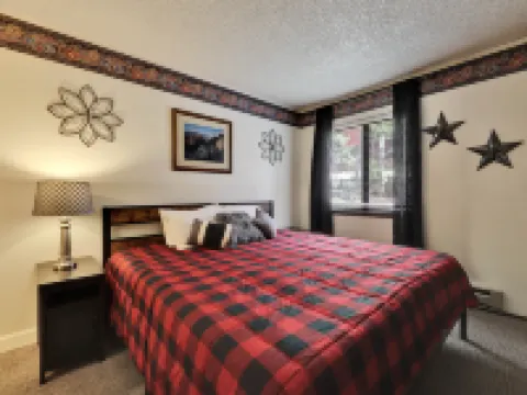 Ski-in Access and Cozy Retreat - Charming Mountain Haven