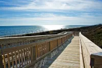 Golf Course Views and Outdoor Oasis - Charming Family Retreat