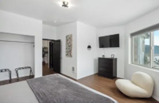 The Mountain View Penthouse in the Heart of Downtown White Salmon, Loft 18