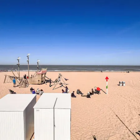 Appartment with beach cabine and parking
