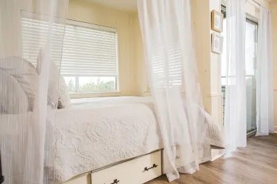 Cushy and Lazy Studio Condo for 2 with Views, Pools & Wifi