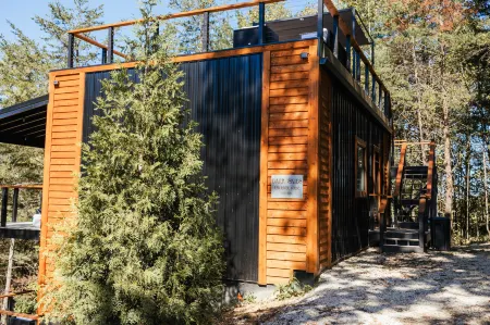 Stunning Rooftop Cabin with HotTub, WiFi, Views Отели в г. Кэмптон